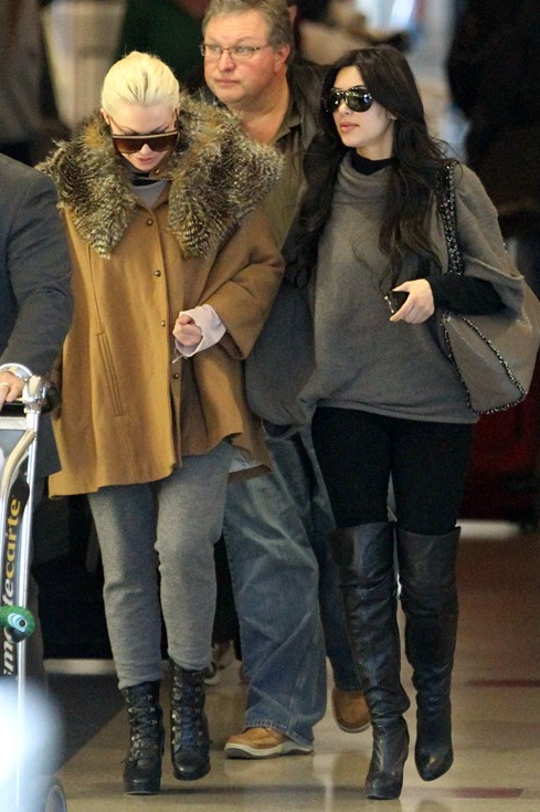 kim-kardashian-la-airport-3