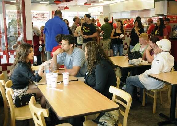 kim-kardashian-kris-humphries-burgers-3