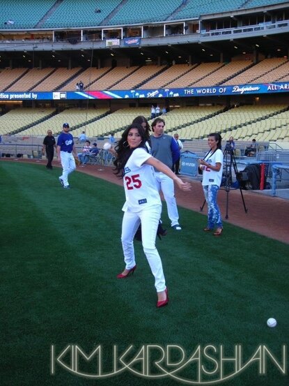 gallery_main-gallery_enlarged-kim-kardashian-dodgers-game-3