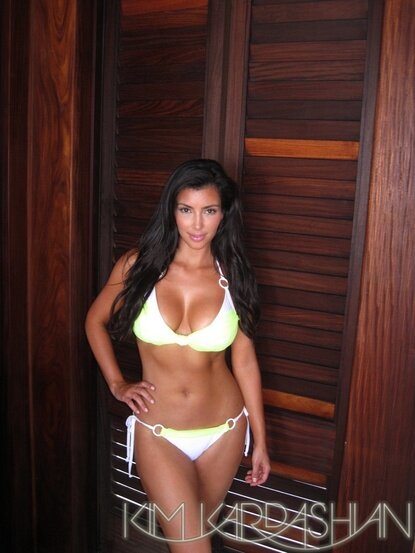 gallery_main-Kim-Kardashian-Bahamas-Beach-Shoot-091109-1