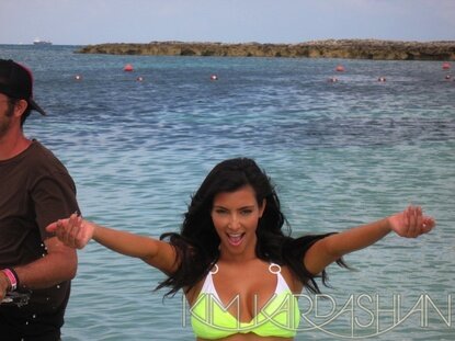 gallery_main-Kim-Kardashian-Bahamas-Beach-Shoot-091109-2